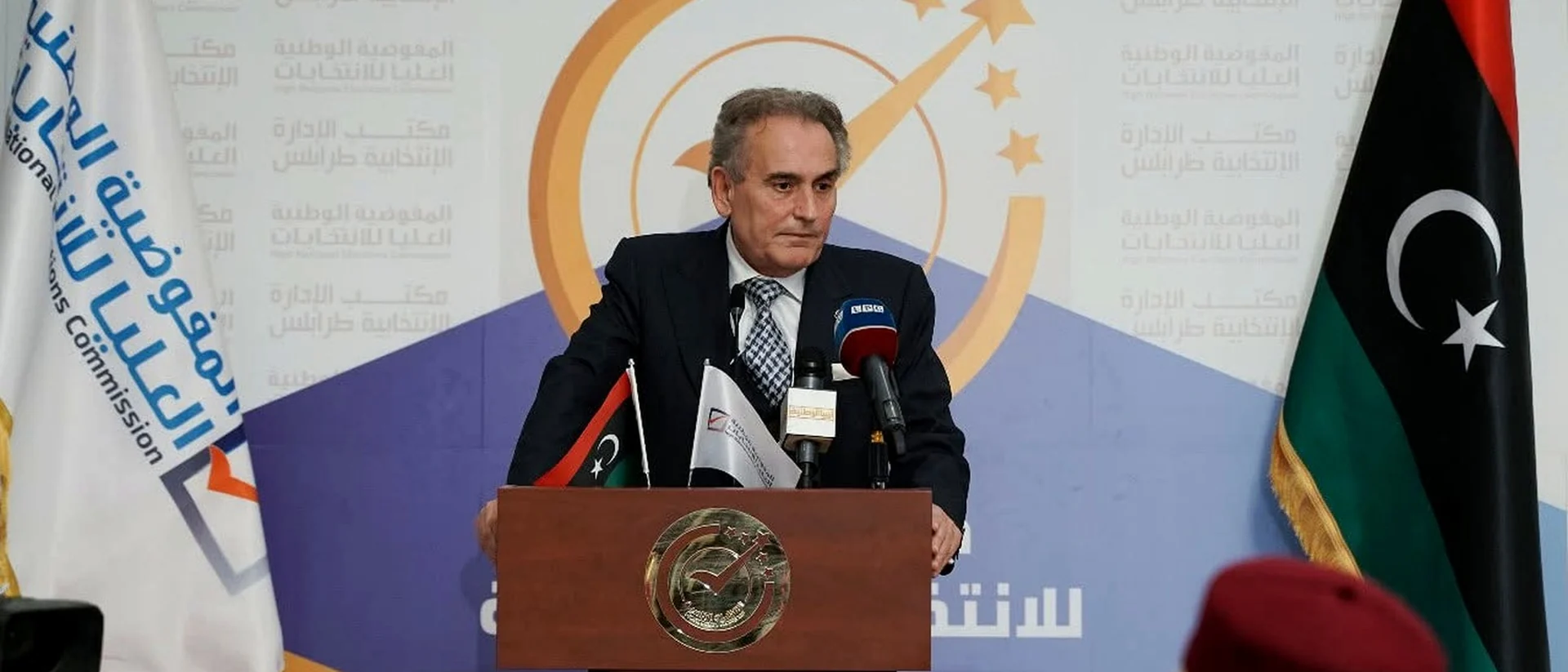 حسن طاطاناكي يتحدث في مؤتمر صحفي للمفوضية الوطنية العليا للانتخابات في طرابلس