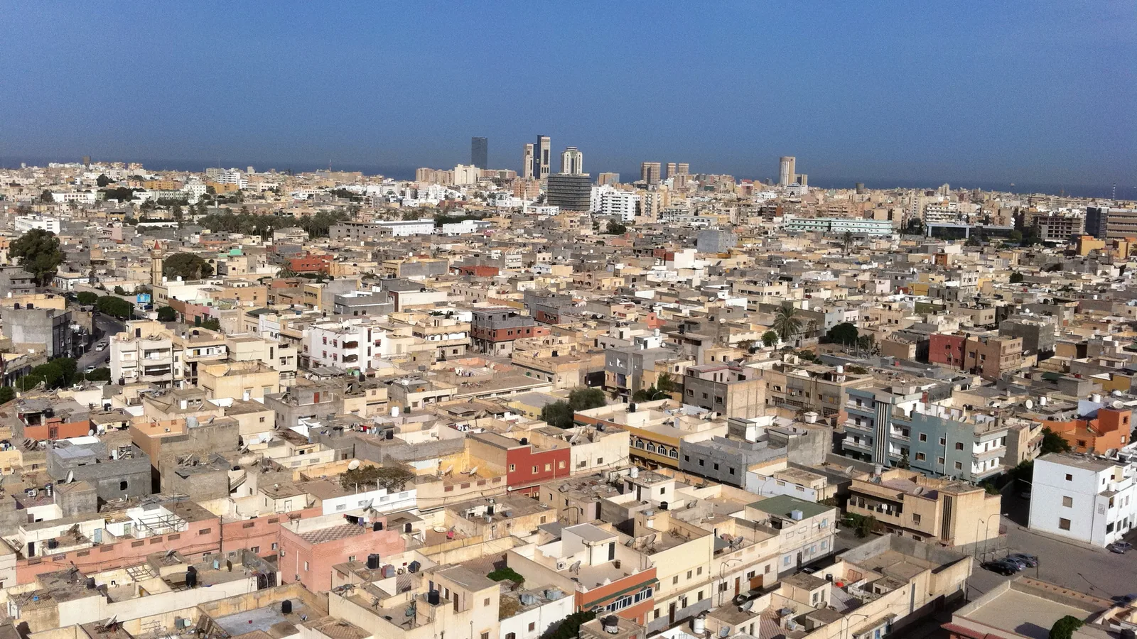 منظر جوي لمدينة طرابلس، ليبيا، يظهر أفق المدينة والساحل المتوسطي