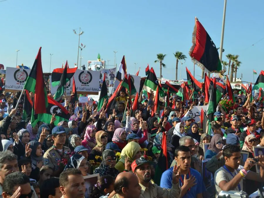 وقفة تأبينية عامة تحمل الأعلام الليبية في بنغازي
