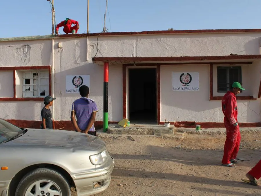 متطوع يطلي واجهة مقر المجلس المحلي بطبرق