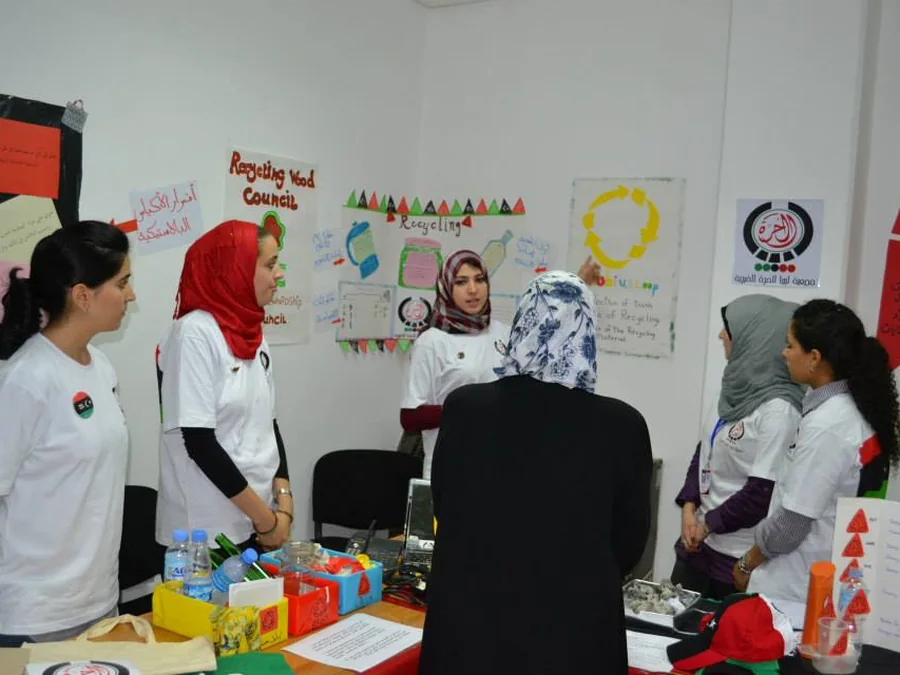 متطوعات من جمعية ليبيا الحرة في ورشة عمل مجتمعية لإعادة التدوير